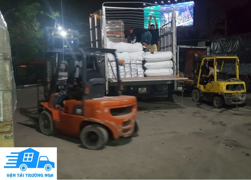 Đội ngũ bốc xếp không kể ngày đêm để kịp chuyển gửi hàng cho khách