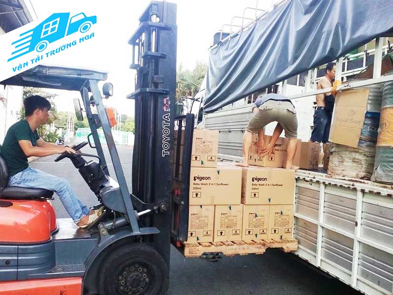Xe nâng hỗ trợ bốc xếp gửi hàng hà nội khánh hòa tại kho vận tải trường nga