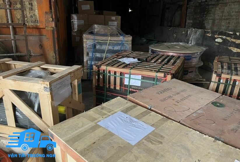 Hàng được đóng kiện gỗ gửi đà nẵng đi hưng yên