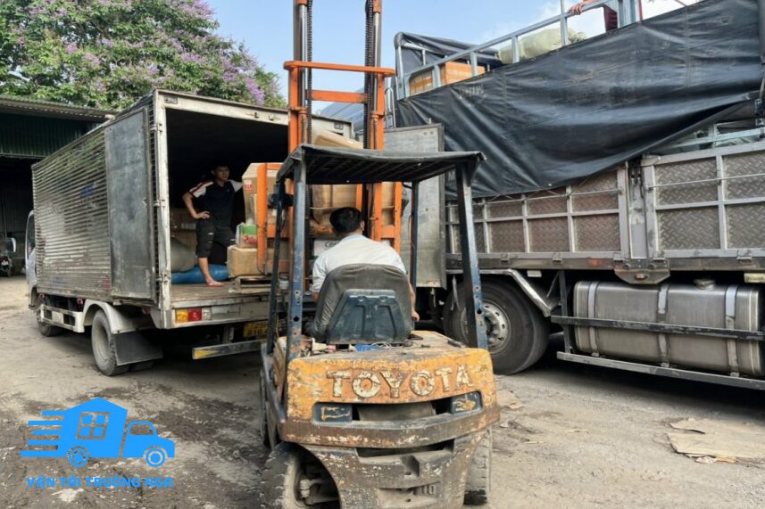 Xe nâng bốc hàng từ đà nẵng gửi ra hải phòng