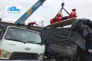 Xe nâng cẩu tại kho trường nga hỗ trợ bốc xếp hàng hóa cồng kềnh