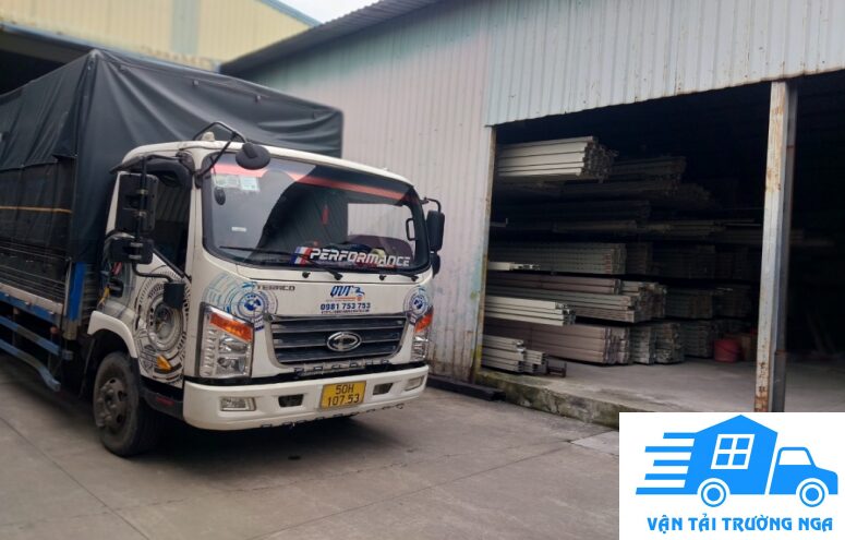 Xe tải chuẩn bị bốc hàng gửi từ hà nội đi cà mau