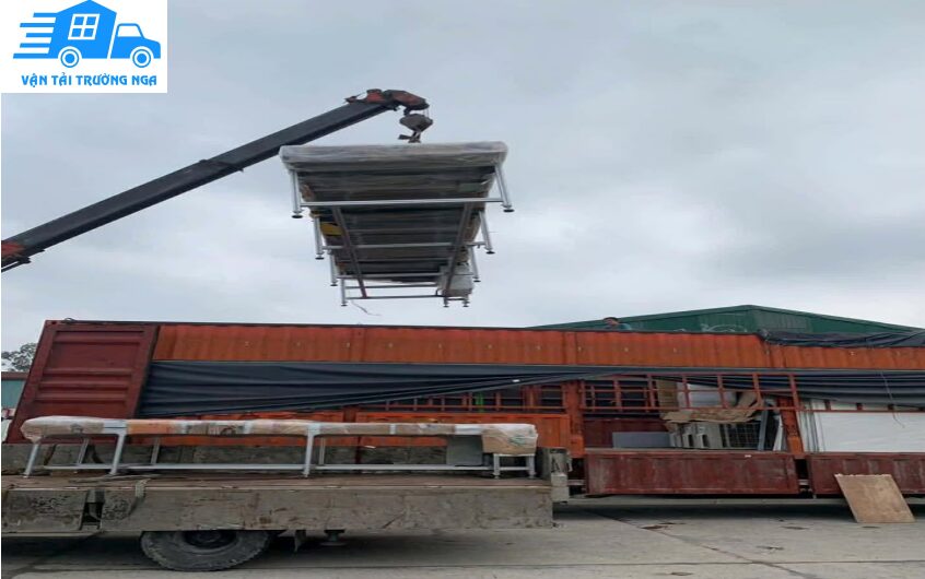 Xe nâng cẩu tại kho bãi vận tải trường nga