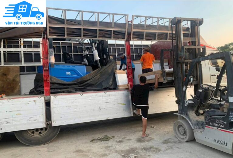 Đội ngũ bốc xếp hàng hóa nhanh nhẹn nhiệt tình