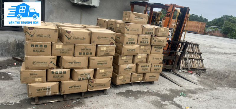 Hàng hóa vận chuyển liên tục tại kho vận tải trường nga