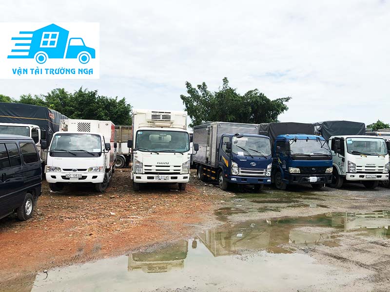 Đội ngũ xe tải tại kho trường nga