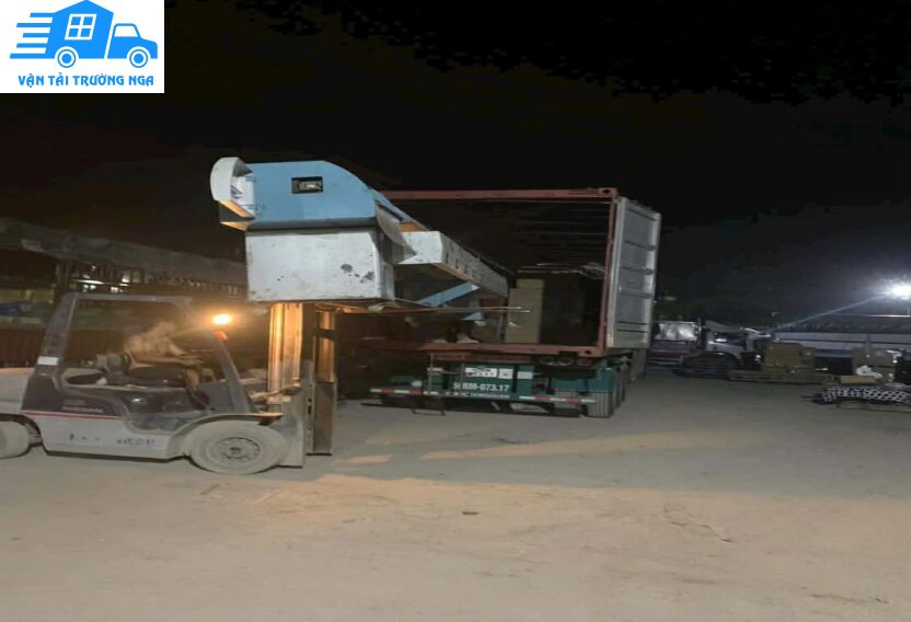 Xe nâng cẩu luôn luôn tại kho bãi vận tải trường nga hỗ trợ hàng công kềnh