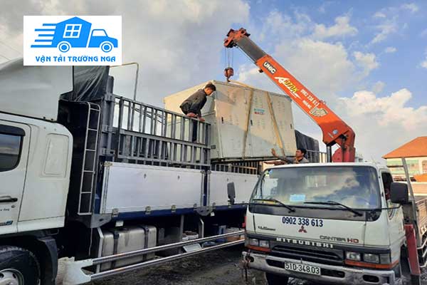 Xe nâng cẩu hỗ trợ bốc xếp hàng công kệnh nặng
