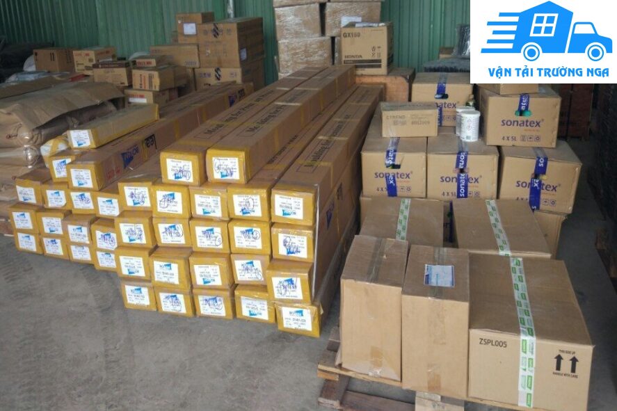Hàng tại kho Trường Nga chuẩn bị gửi từ Hà Nội đi Sài Gòn
